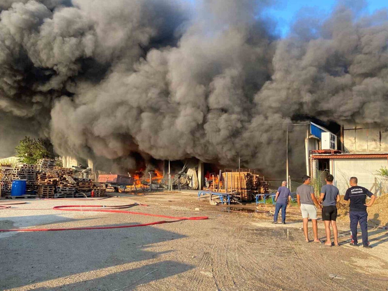 Antalya’nın Serik ilçesinde sabaha karşı soğuk hava deposunda çıkan ve