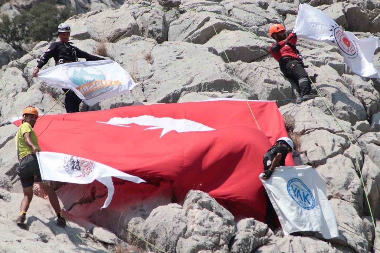 Antalya’da 30 Ağustos Zafer Bayramı’nın 103. yılı anısına Kızlar Sivrisi