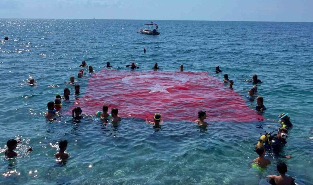 30 Ağustos Zafer Bayramı kutlamaları çerçevesinde yüzücü ve dalgıçlar tarafından