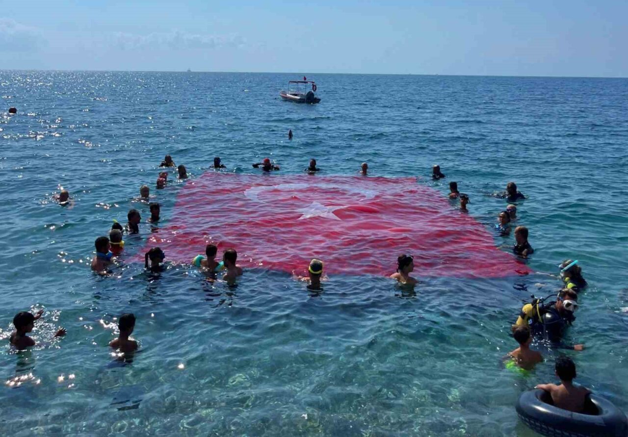 30 Ağustos Zafer Bayramı kutlamaları çerçevesinde yüzücü ve dalgıçlar tarafından