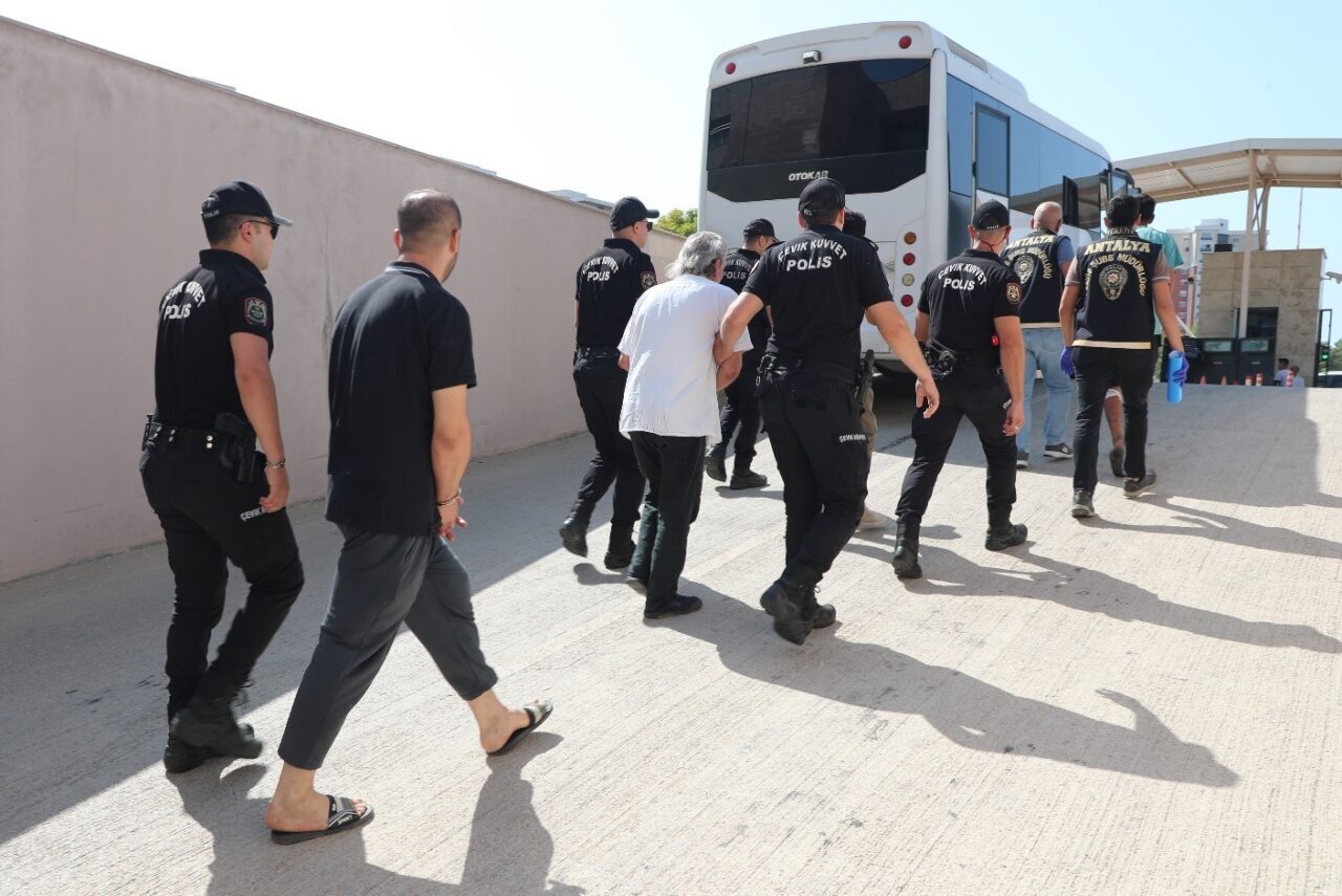 Antalya Emniyet Müdürlüğü ekiplerinin gerçekleştirdiği iki ayrı tarihteki eş zamanlı