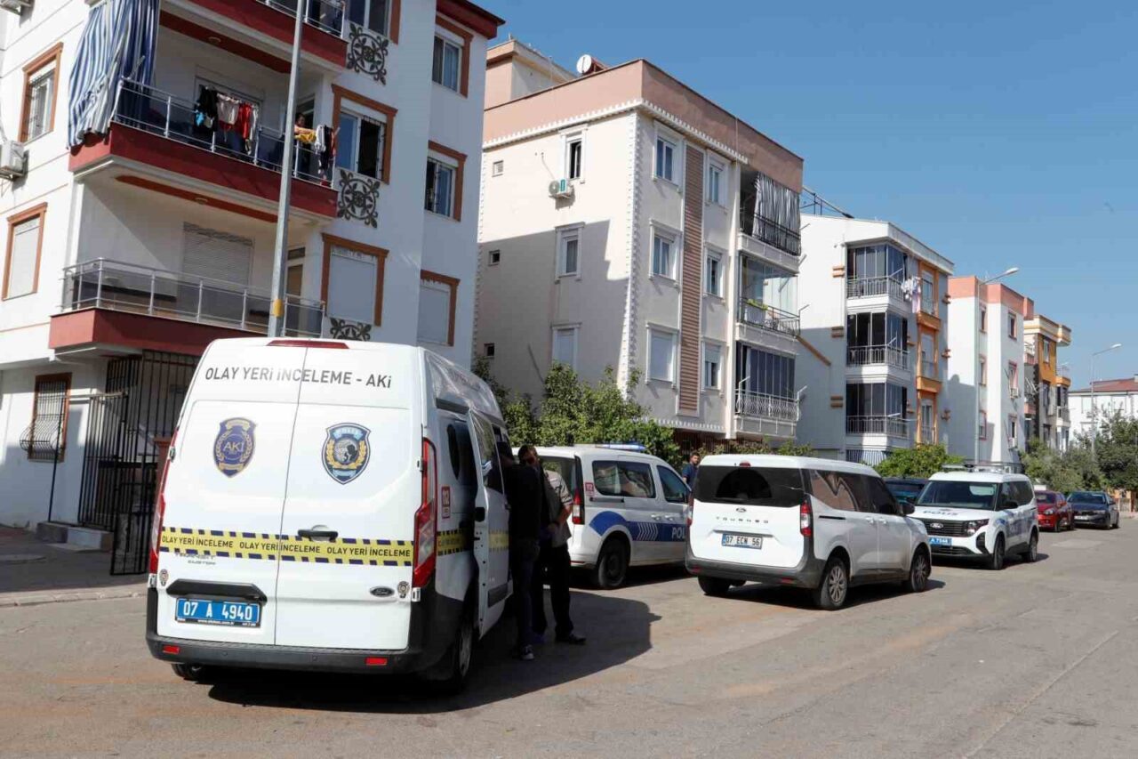 Antalya’da cezaevinden çıkan şahıs, evine girerek eski eşi ve erkek