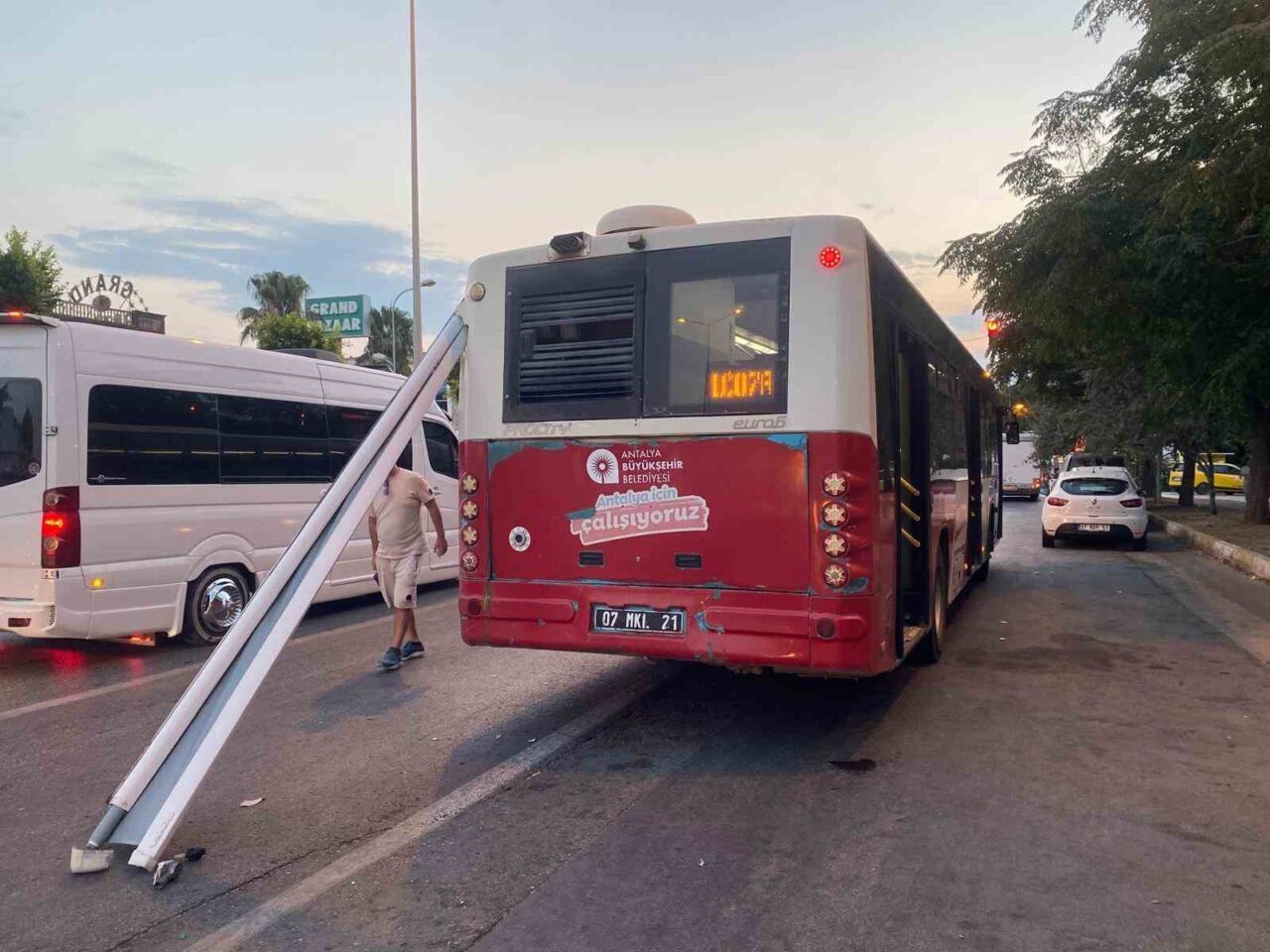 Antalya’nın Aksu ilçesinde Büyükşehir Belediyesine ait halk otobüsüne durağa yanaştığı