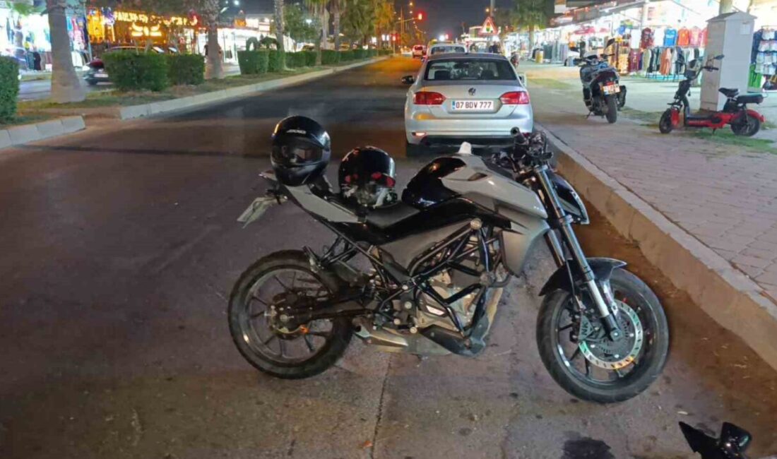 Antalya’nın Manavgat ilçesi Turizm Caddesi’nde aynı yönde ilerleyen iki motosikletin