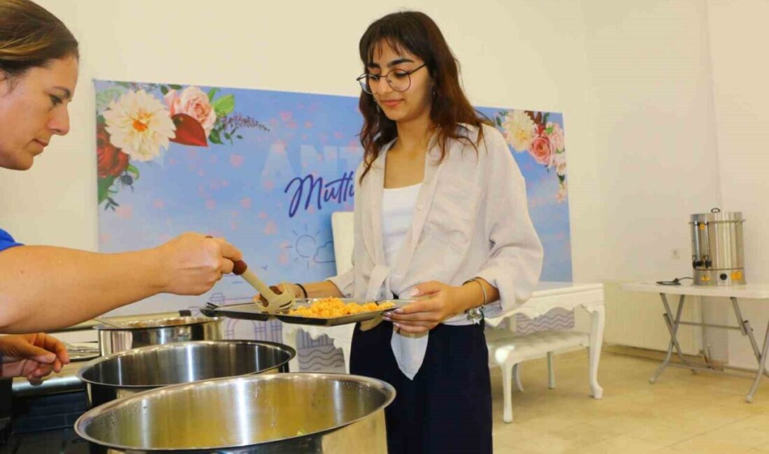 Antalya Büyükşehir Belediyesi’nin eğitim için Antalya’ya gelen öğrenciler için hizmete