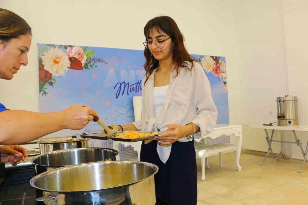 Antalya Büyükşehir Belediyesi’nin eğitim için Antalya’ya gelen öğrenciler için hizmete