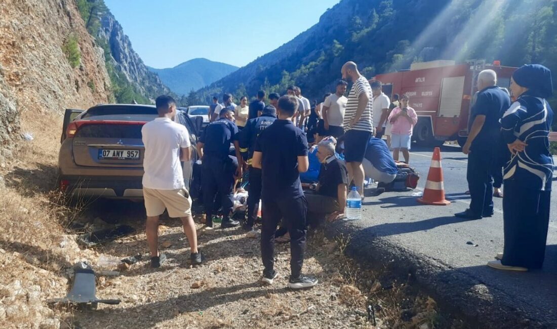 Antalya’da otomobil ile çekicinin çarpışması sonucu meydana gelen kazada 5