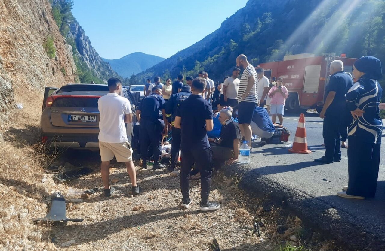 Antalya’da otomobil ile çekicinin çarpışması sonucu meydana gelen kazada 5