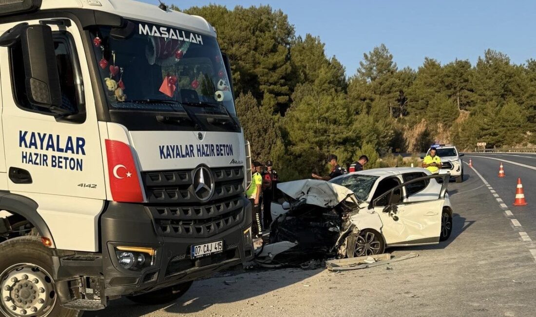 Antalya’da beton mikseri ile otomobilin çarpışması sonucu meydana gelen trafik