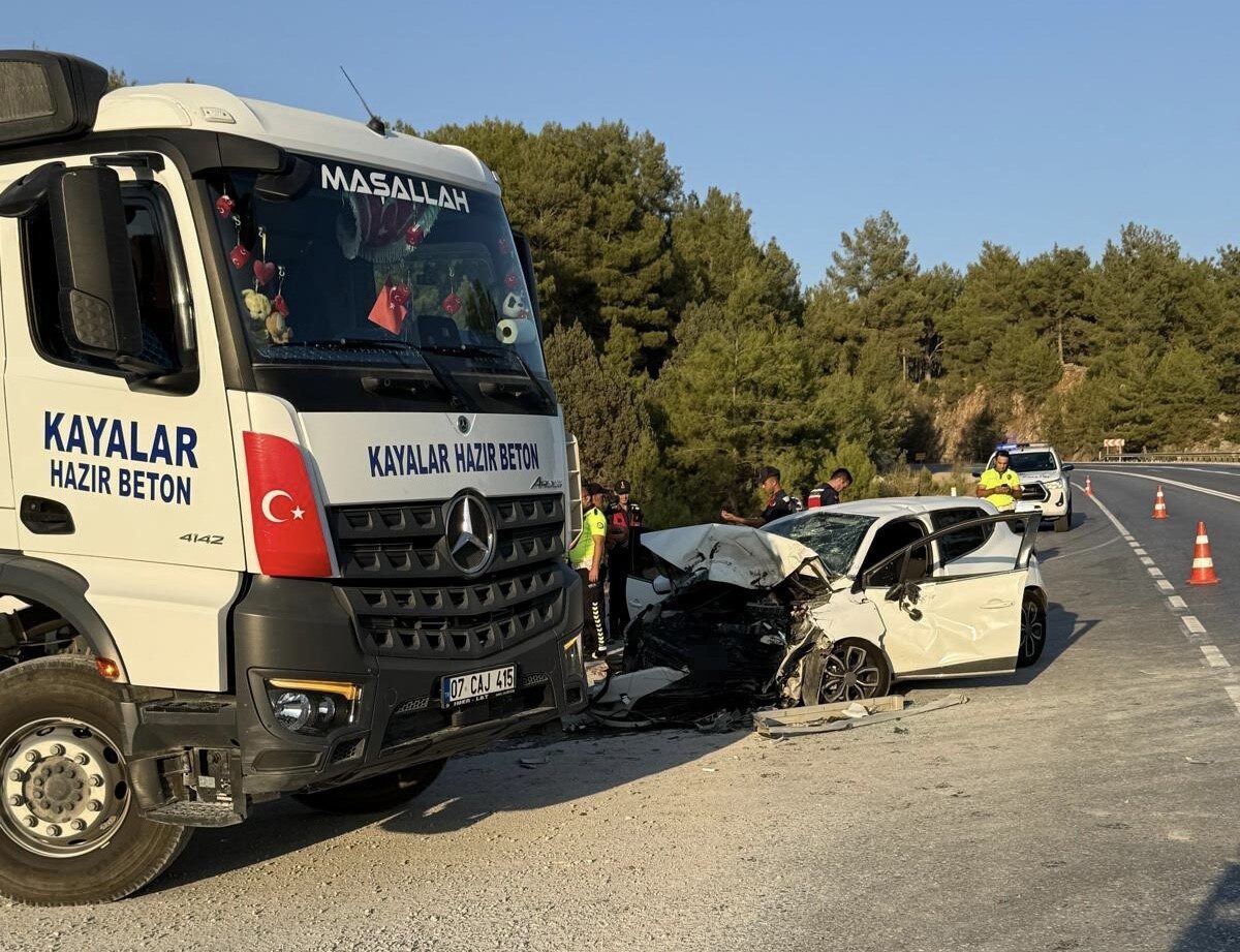 Antalya’da beton mikseri ile otomobilin çarpışması sonucu meydana gelen trafik