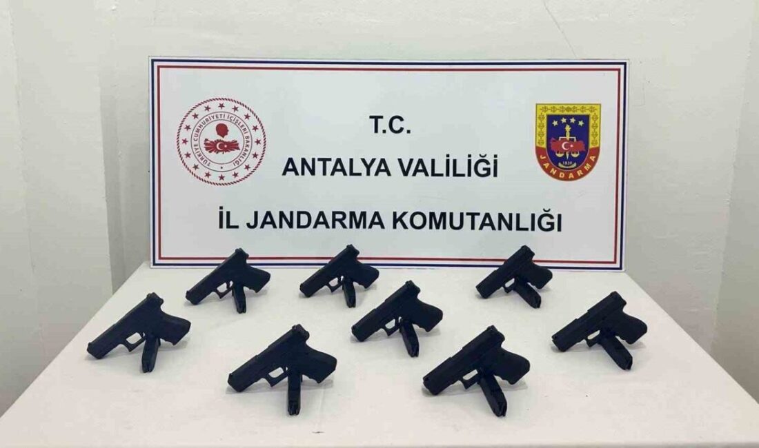Antalya’nın Kepez ilçesinde jandarmanın durdurduğu bir otomobilde yapılan aramada 8