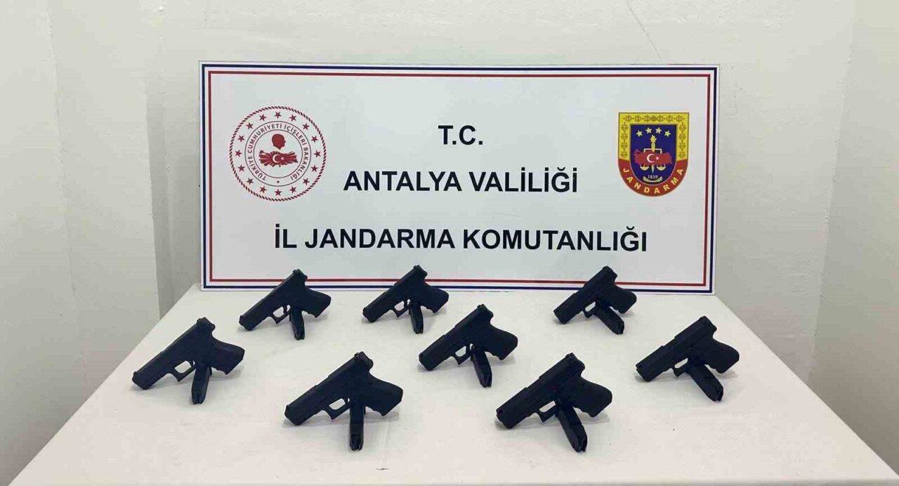 Antalya’nın Kepez ilçesinde jandarmanın durdurduğu bir otomobilde yapılan aramada 8