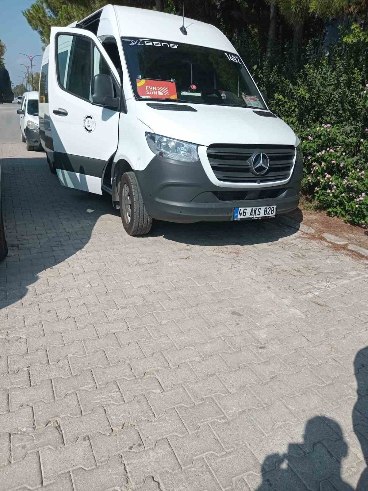 Antalya’nın Serik ilçesinde tur minibüsü şoförü, park halindeki aracının içinde