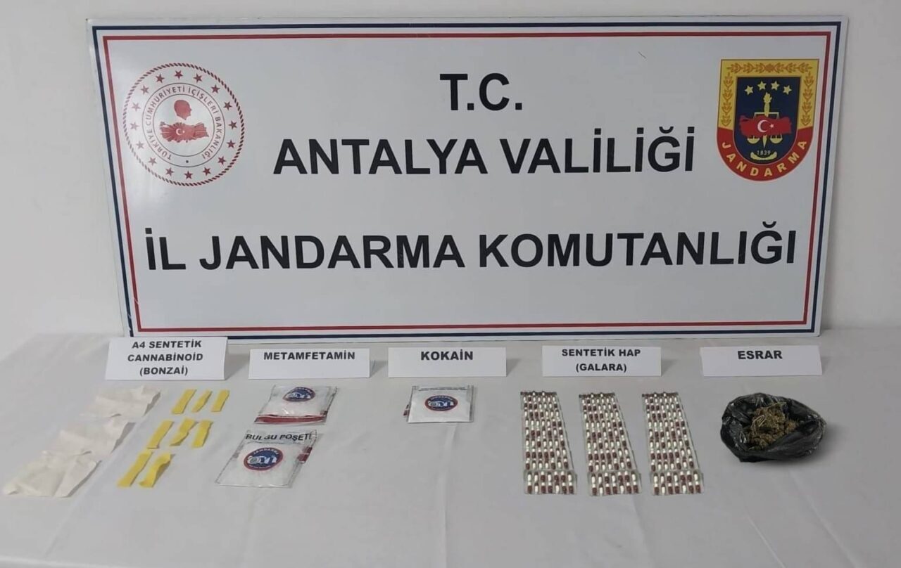 Antalya’nın Aksu ilçesinde jandarma ekipleri tarafından düzenlenen uyuşturucu operasyonunda çok