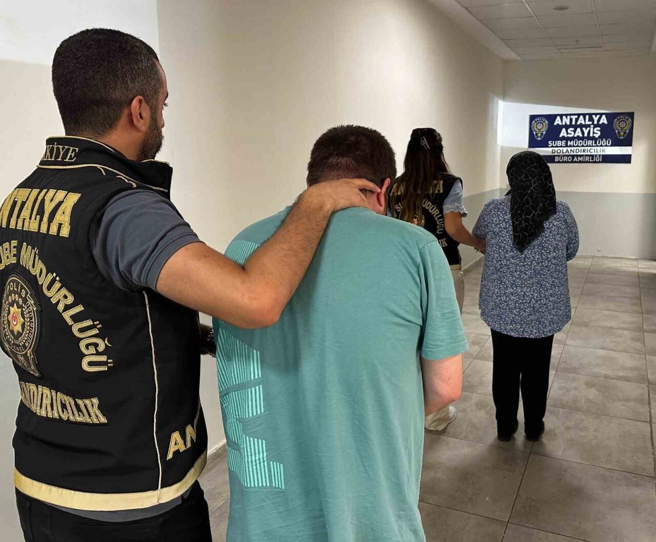 Antalya’da yurt dışına çıkmak isteyen vatandaşları vize alma ve tatil