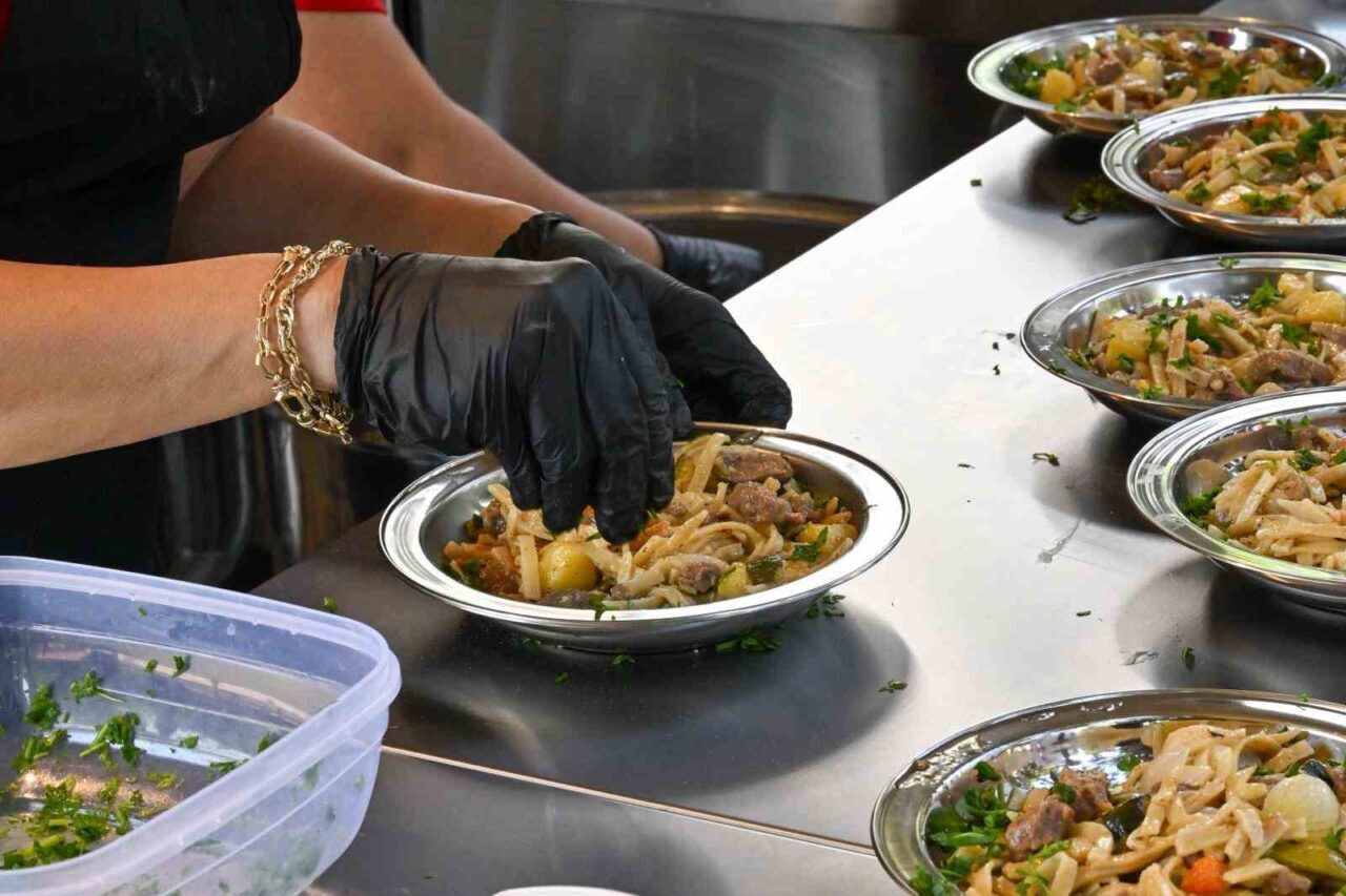 Antalya’ya özgü geleneksel lezzetlerden olan Antalya Yörük Kebabı için coğrafi