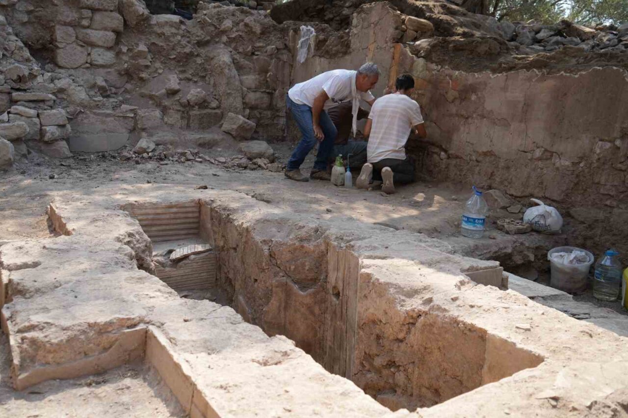 Balıkesir’in Edremit ilçesinde Antandros Antik Kenti’nde yürütülen kazı çalışmalarında Roma