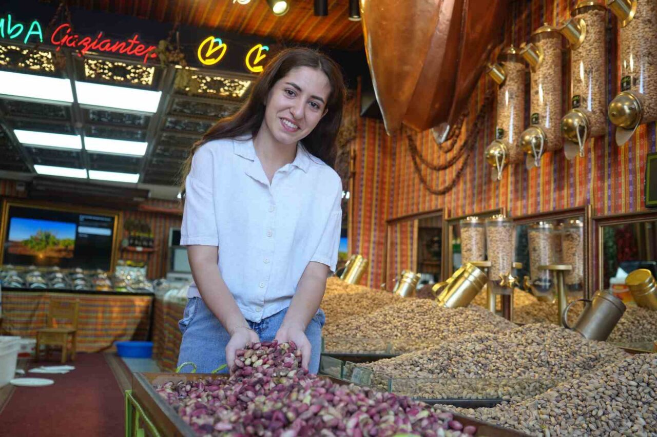 Gaziantep’te hasadına başlanan taze Antep fıstığı tezgahlarda yerini aldı. Gaziantep’te