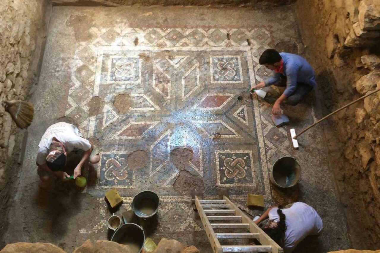 Binlerce yıllık antik kentlerin bilinçsiz ziyaretlerle zarar gördüğünü belirten Alanya