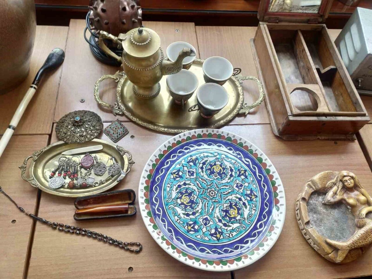 Samsun’da müzayede evi sahibi Muhammer Önerge, antikanın yalnızca eski eşya