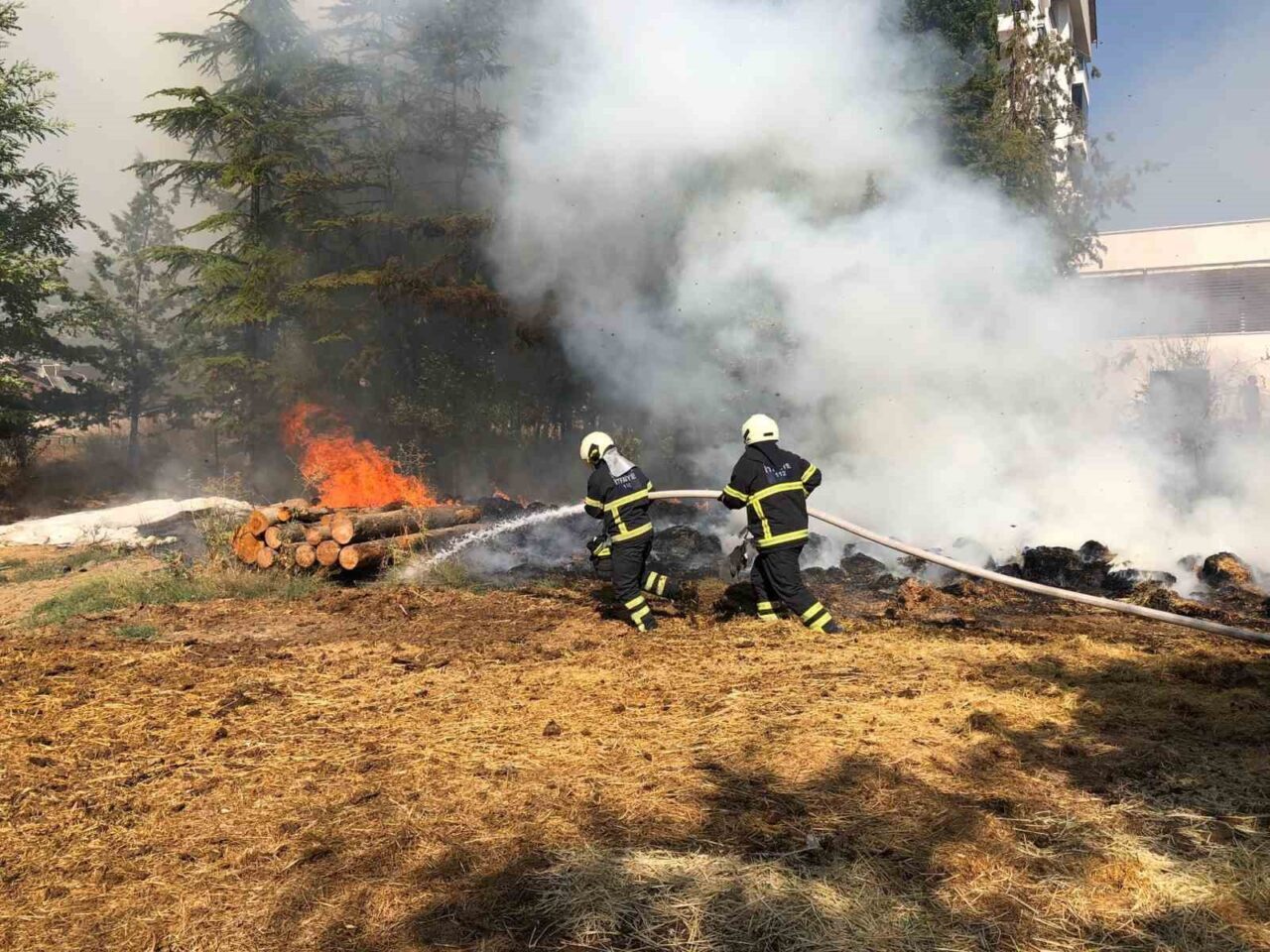 Burdur’un Bucak ilçesinde bir apartmanın bahçesinde çıkan yangında 30 balya