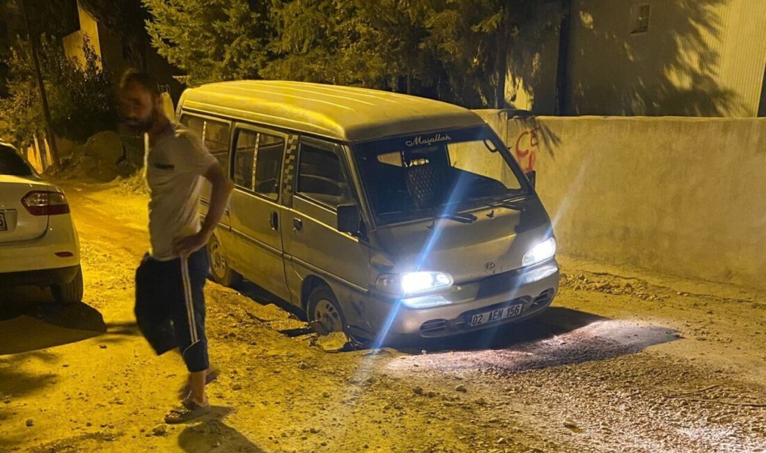 Adıyaman’da, bir araç tam doldurulmayan alt yapı çukuruna girerek mahsur