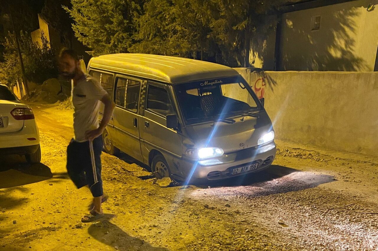 Adıyaman’da, bir araç tam doldurulmayan alt yapı çukuruna girerek mahsur