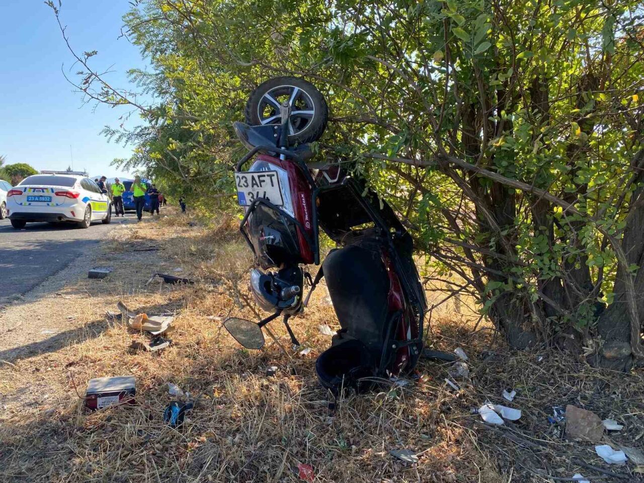 Elazığ’da hafif ticari aracın çarptığı elektrikli motosiklet sürücüsü hayatını kaybetti.