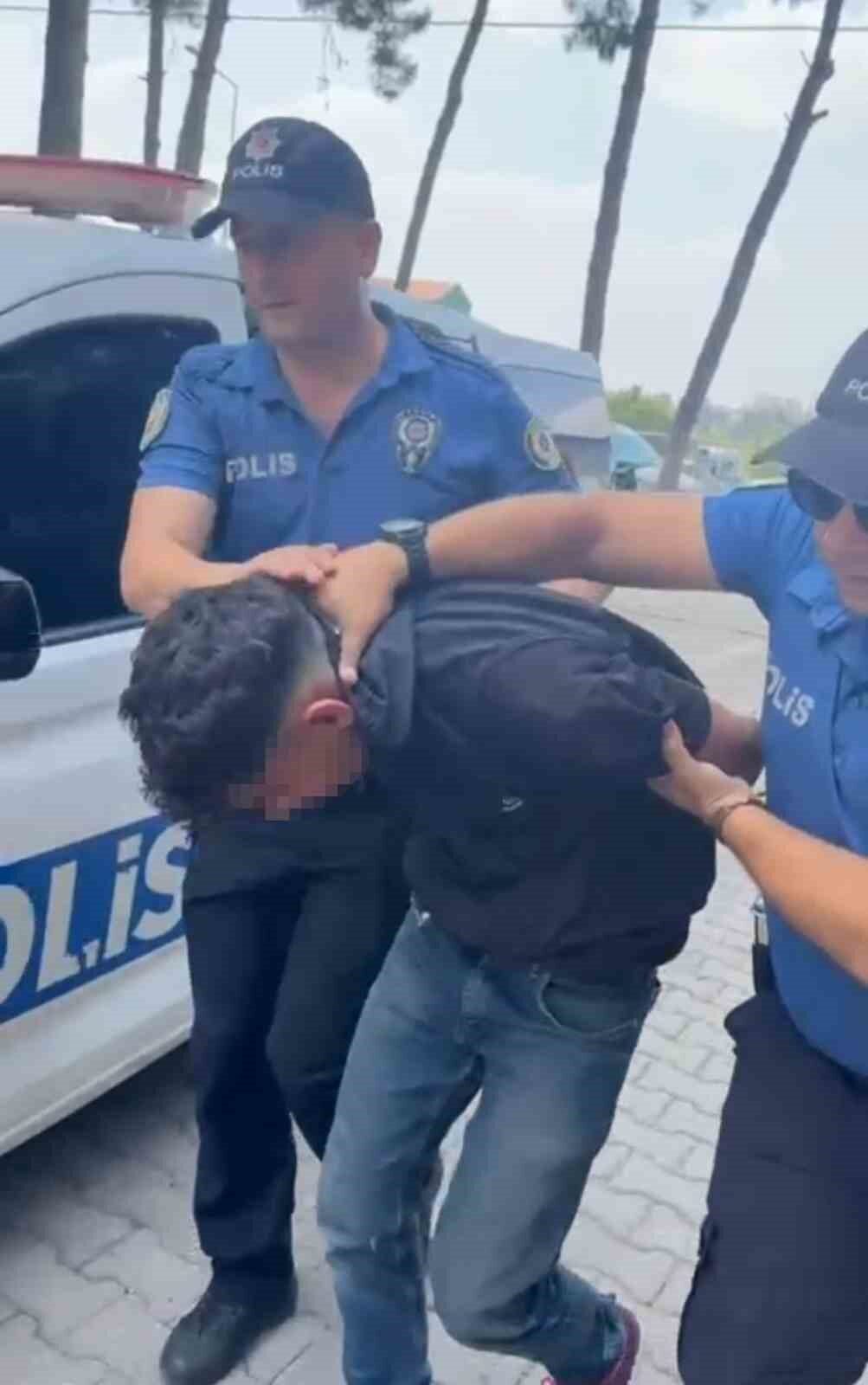 Adana’da araçların camını silerken korku salıp, bir aracın camına vuran