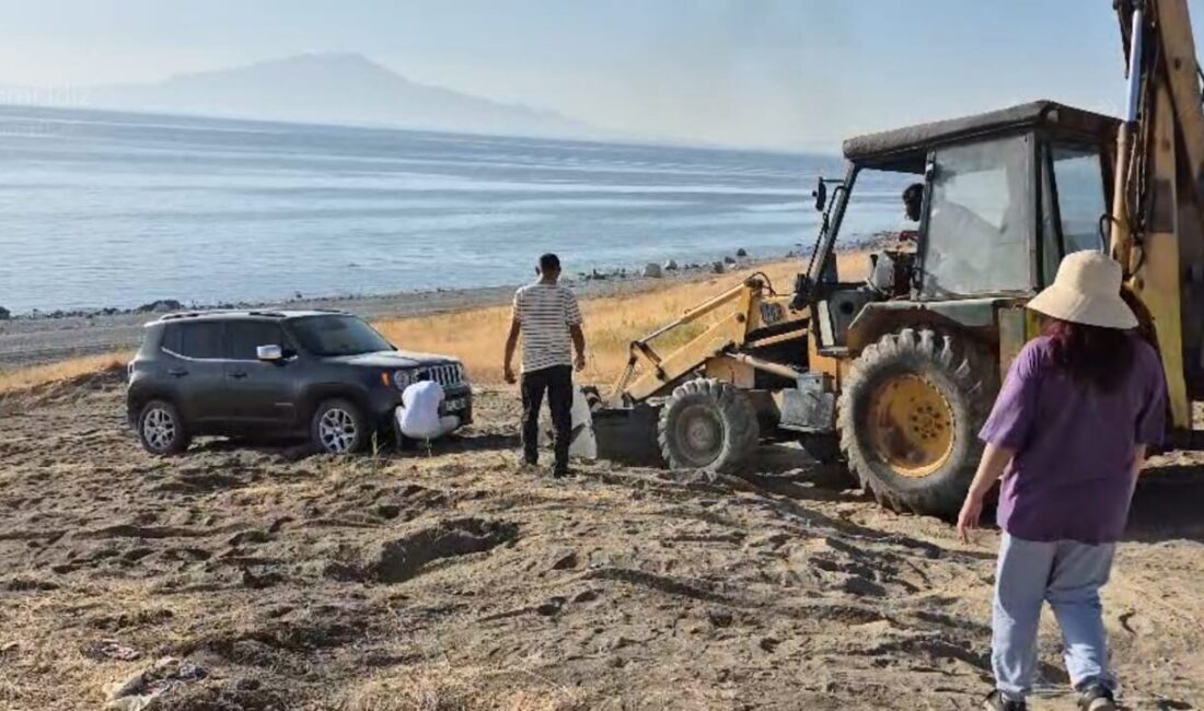 Van’ın Tuşba ilçesi Ayanıs sahilinde mahsur kalan tatilcilerin yardımına mahalle