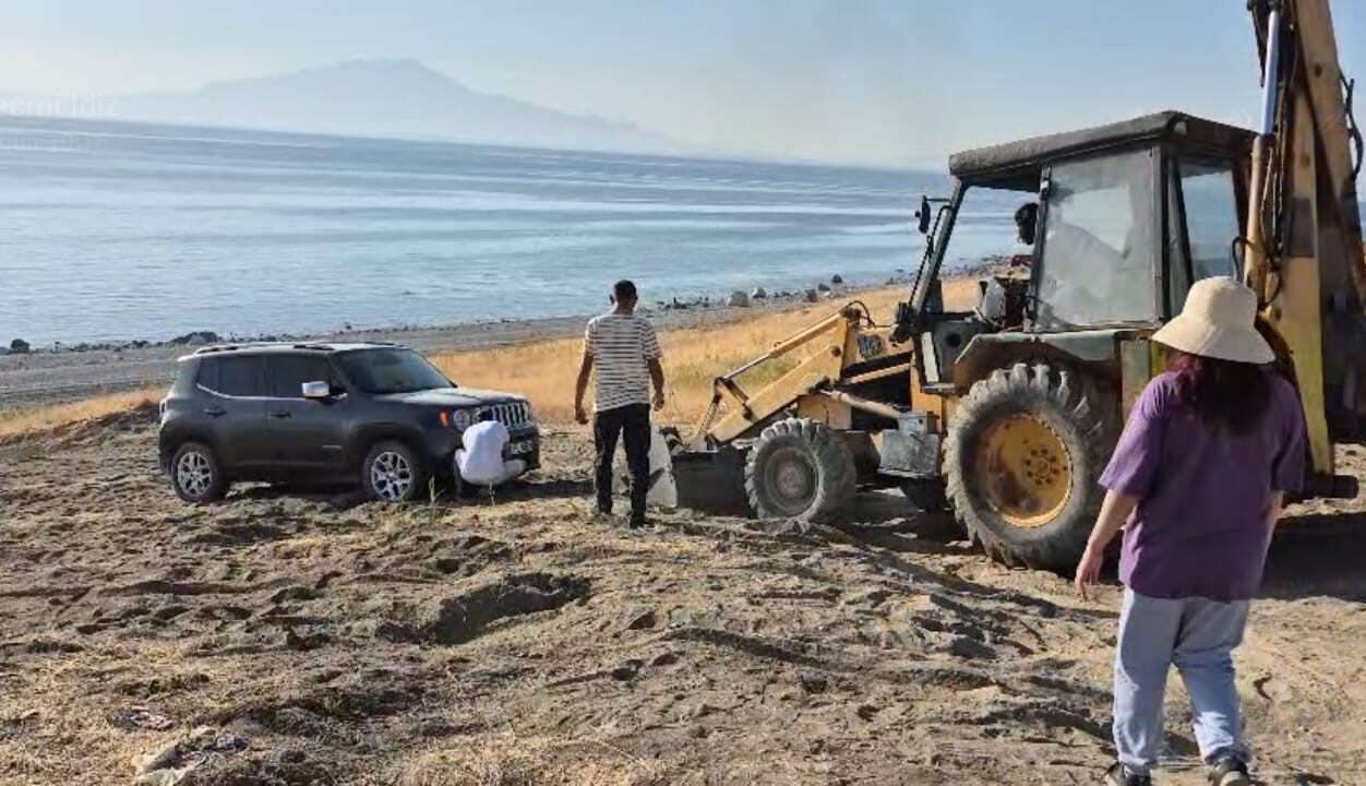 Van’ın Tuşba ilçesi Ayanıs sahilinde mahsur kalan tatilcilerin yardımına mahalle