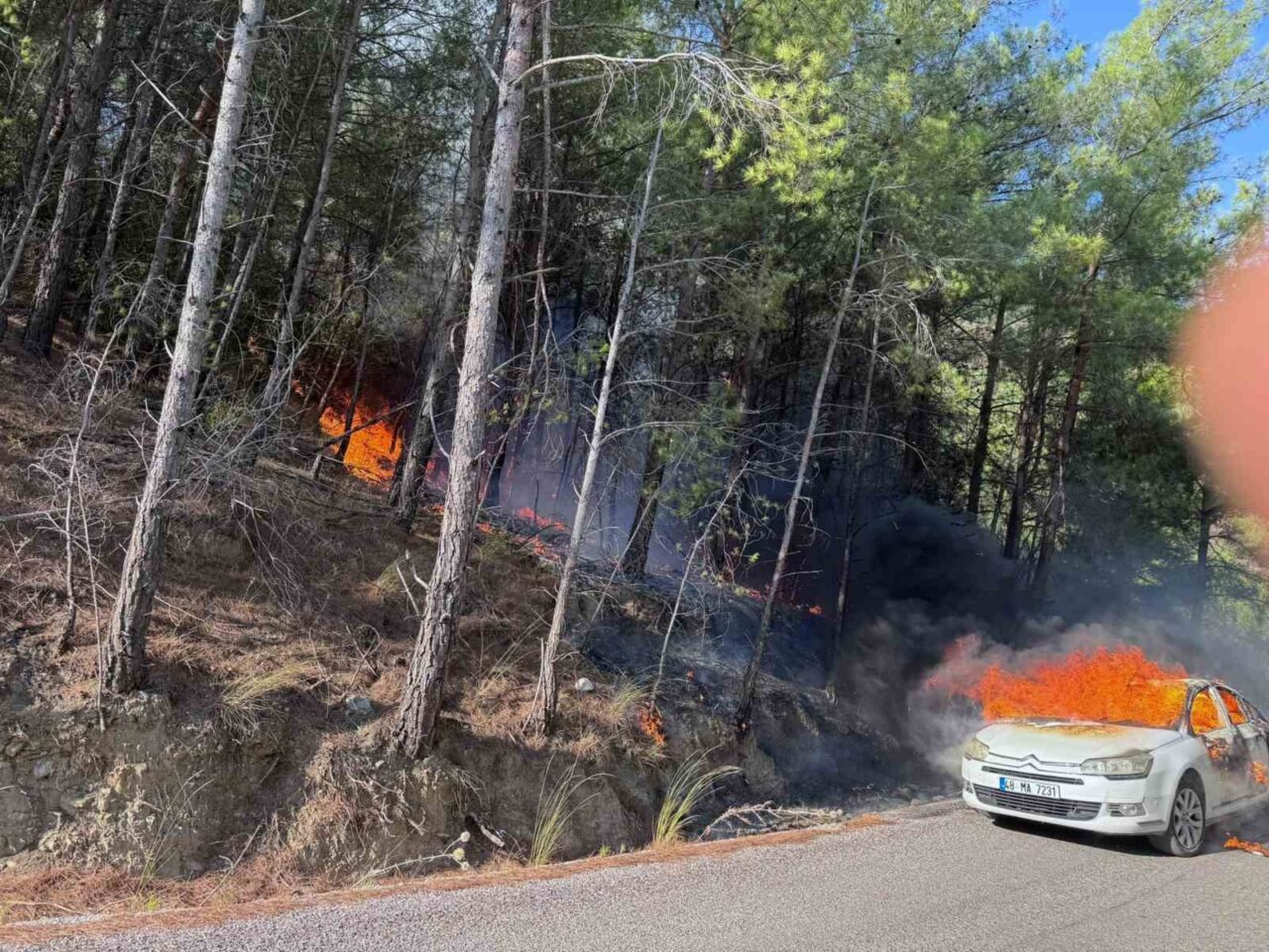Muğla’nın Ortaca ilçesinde sabah saatlerinde seyir halindeki araçta başlayan yangın
