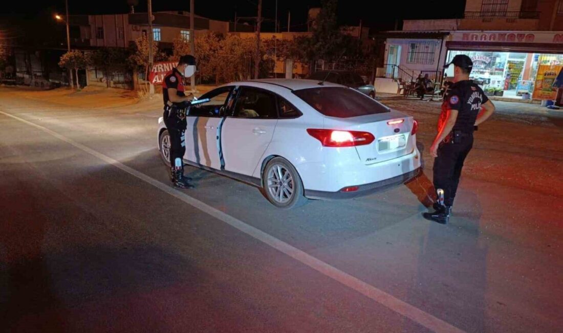 Adana’nın Kozan ilçesinde aranan 2 şahıs yakalandı, modifiyeli araç ve