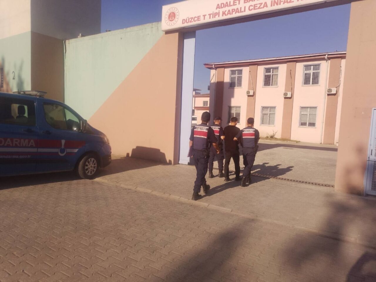 Düzce’de polis ve jandarma ekipleri tarafından yapılan şok denetimlerde 14