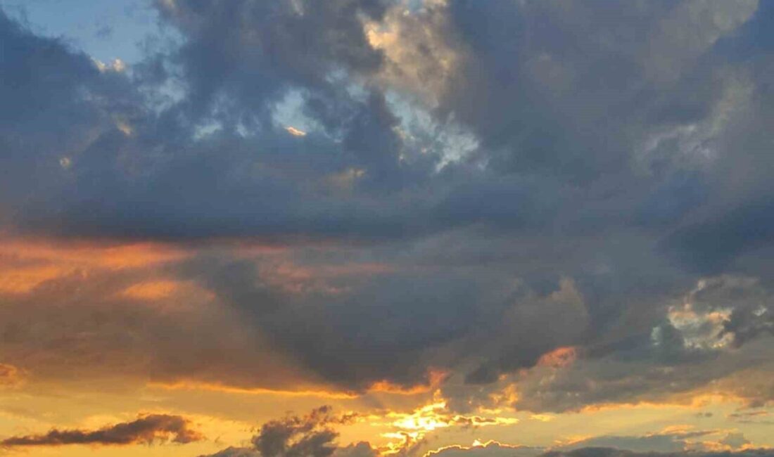 Ardahan’da gün doğumuyla birlikte gökyüzü kızıla boyanırken, ortaya çıkan manzara