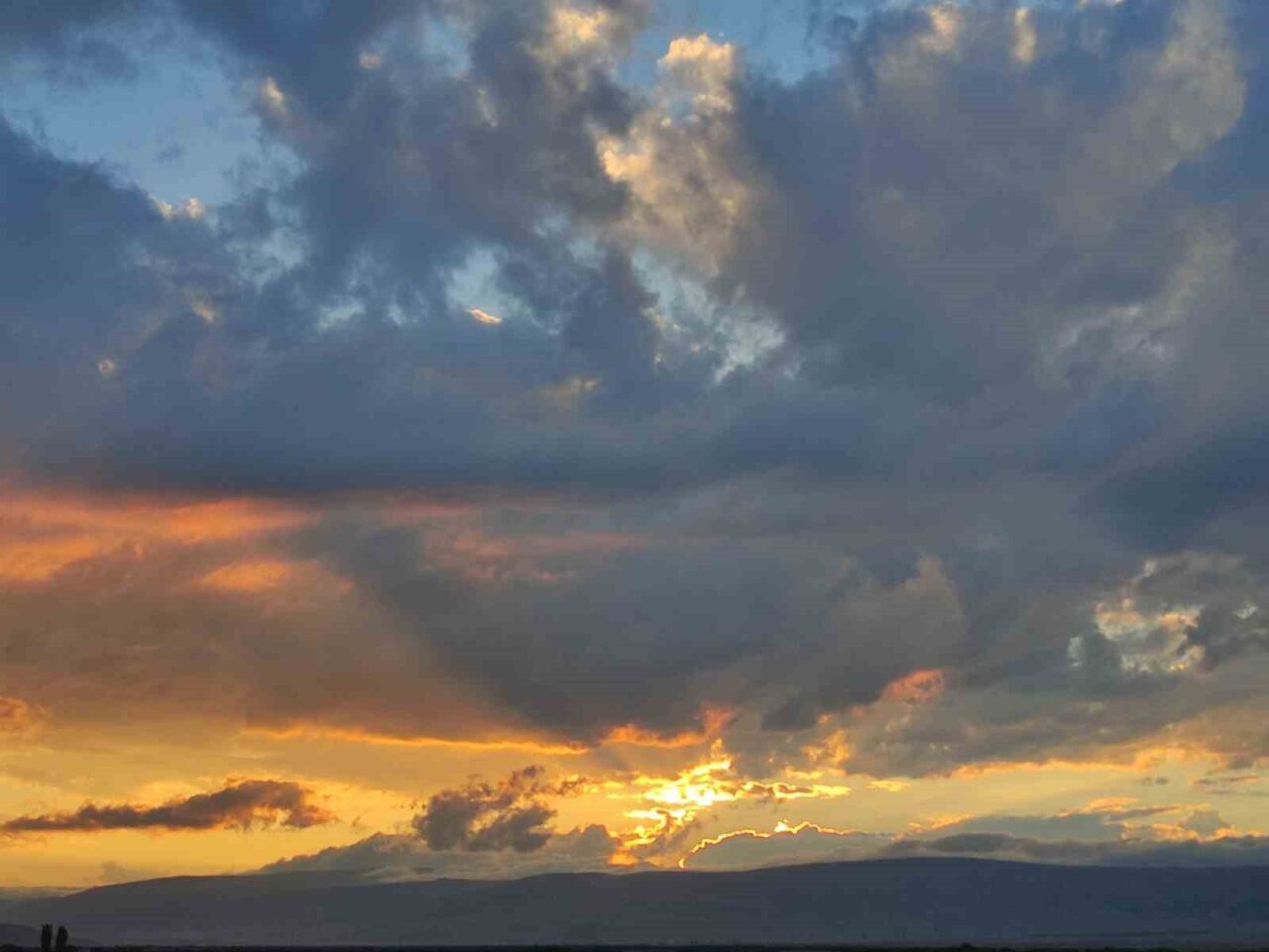 Ardahan’da gün doğumuyla birlikte gökyüzü kızıla boyanırken, ortaya çıkan manzara