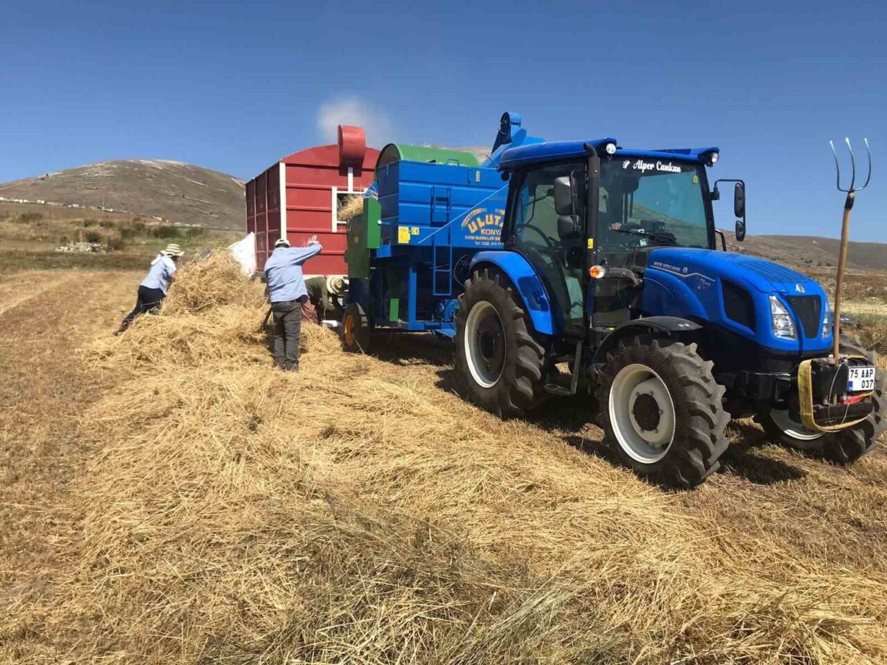 Ardahan’ın Damal ilçesinde çiftçilerin patoz mesaisi başladı. İlçeye bağlı Seyitören
