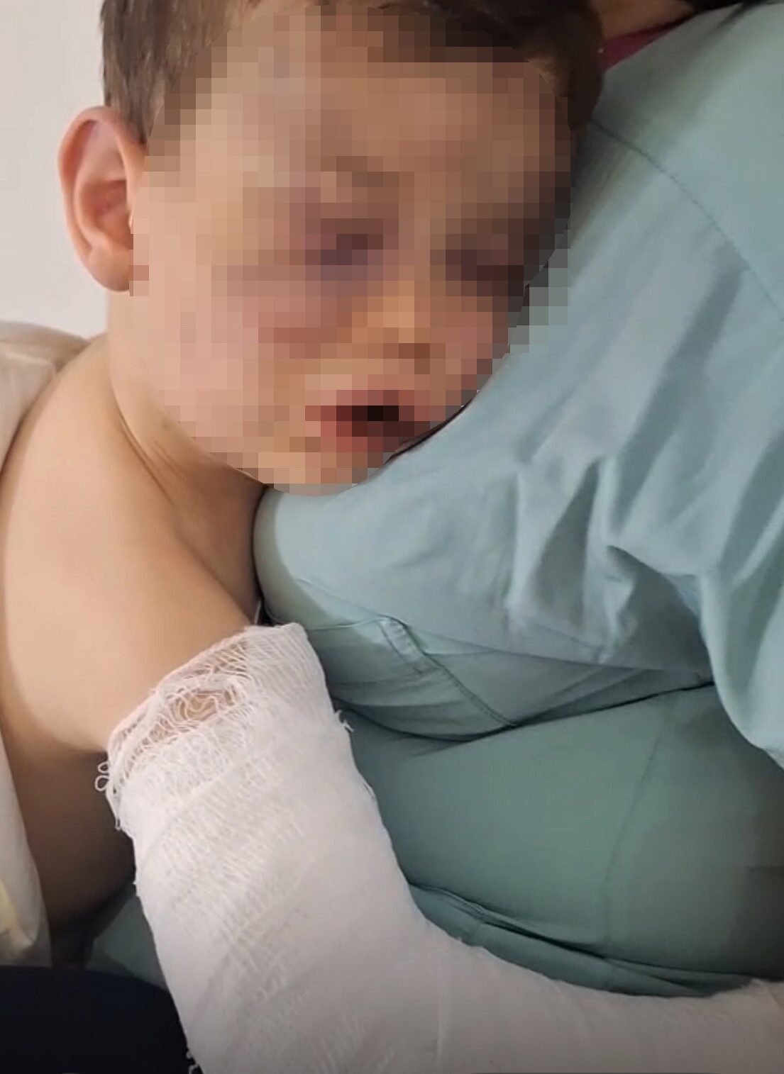 Denizli’de Nisan ayında annesinin sevgilisi tarafından darp edilerek ağır yaralanmasına