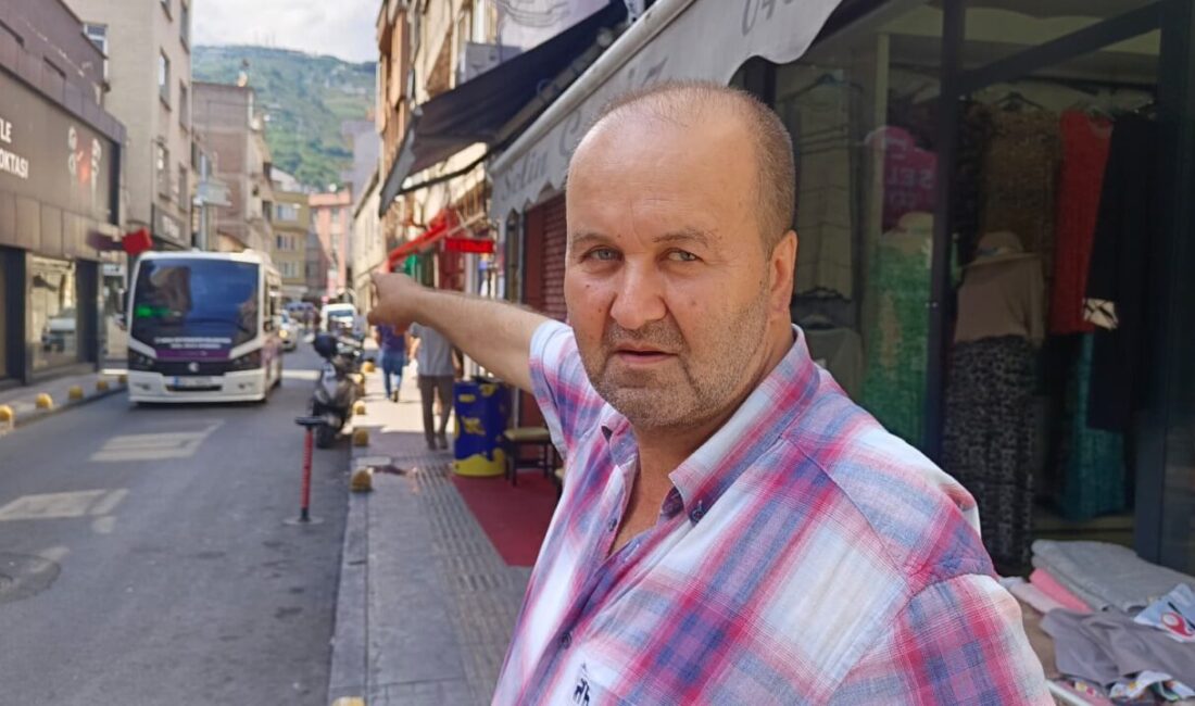 Ordu’nun Altınordu ilçesinde sokak güvenlik kameralarını ayarlayan bir kişi, dolmuşun