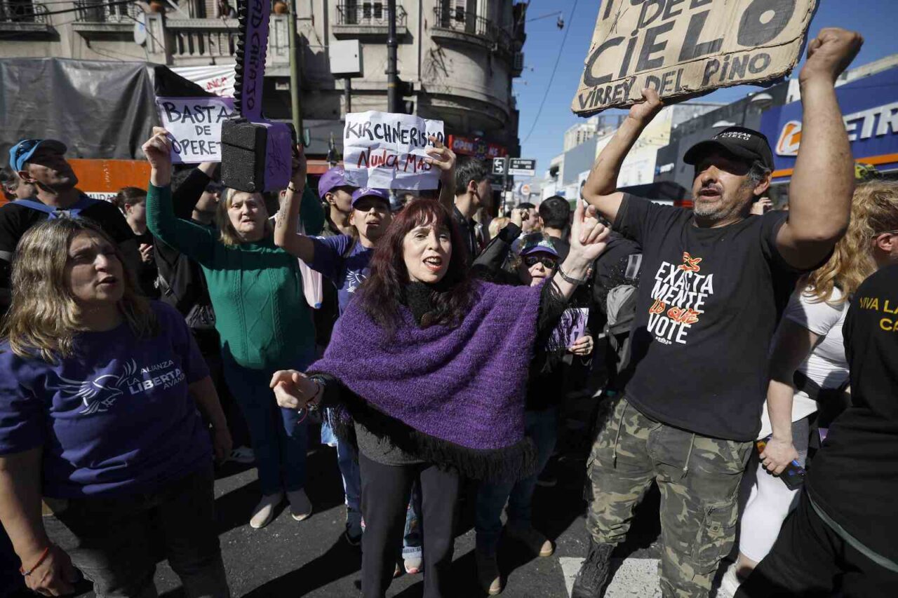 Arjantin Devlet Başkanı Javier Milei’nin konvoyuna, yaklaşan yerel ve ara