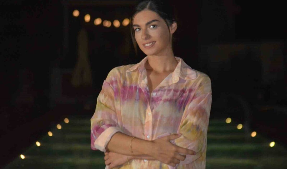 Arnavut asıllı İngiliz fotomodel Klaudia Tafa, gönlünü Balıkesir’in Ayvalık ilçesinde