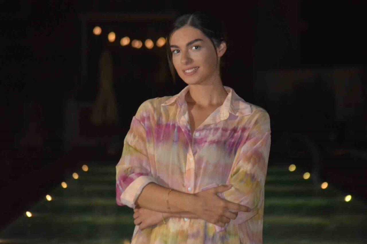 Arnavut asıllı İngiliz fotomodel Klaudia Tafa, gönlünü Balıkesir’in Ayvalık ilçesinde