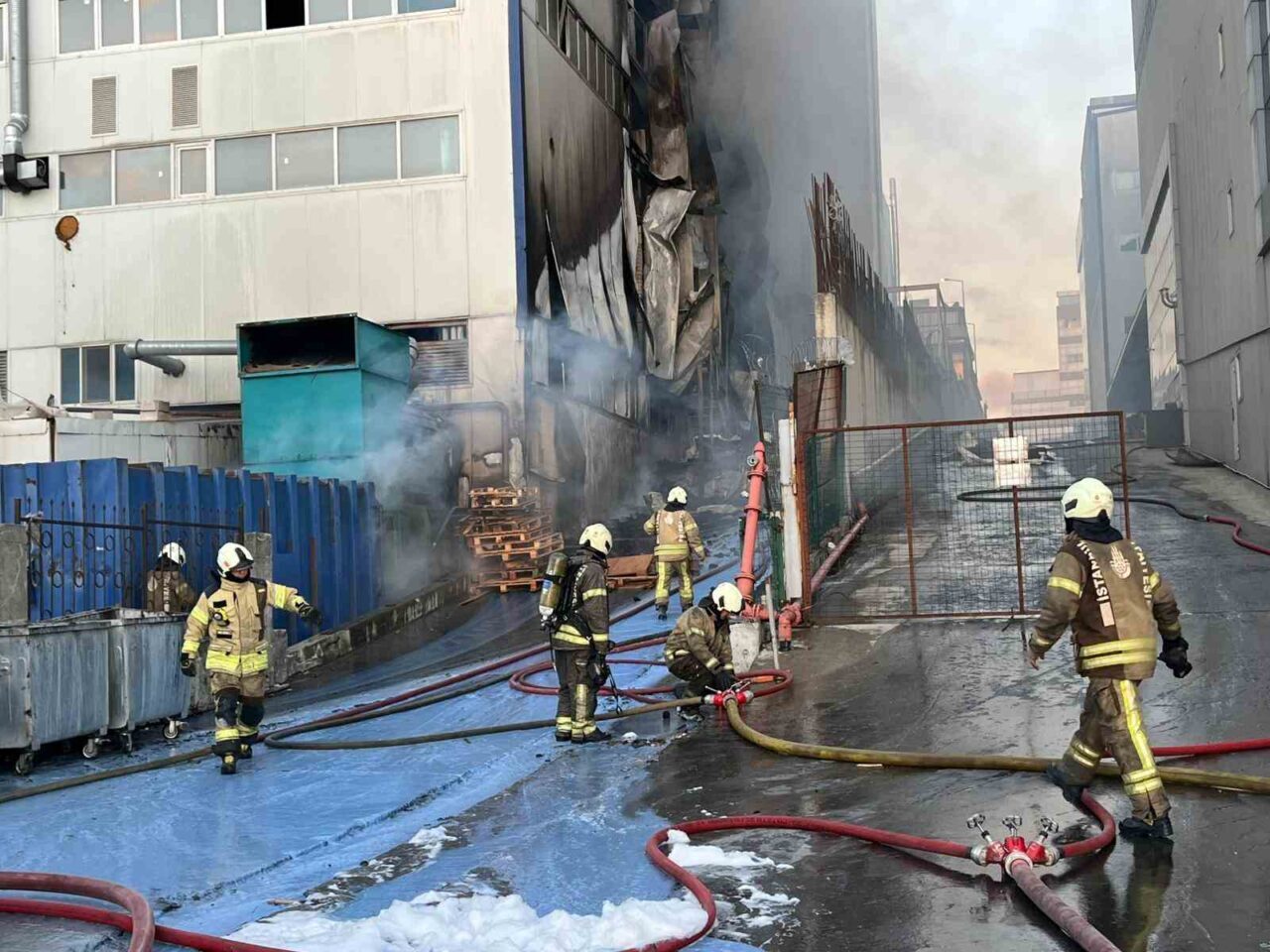 Arnavutköy’de 3 katlı bir fabrikada henüz bilinmeyen bir nedenle yangın