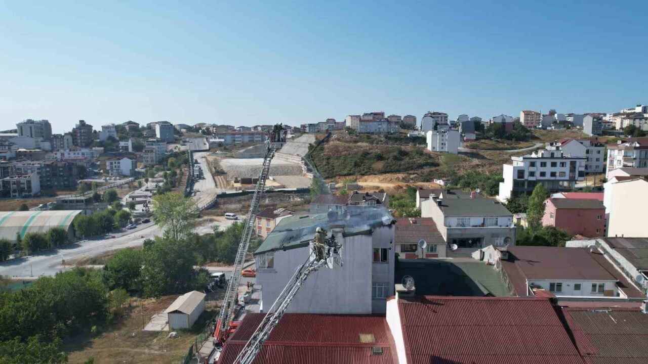 İstanbul Arnavutköy’de 5 katlı bir binanın çatısında henüz belirlenemeyen bir