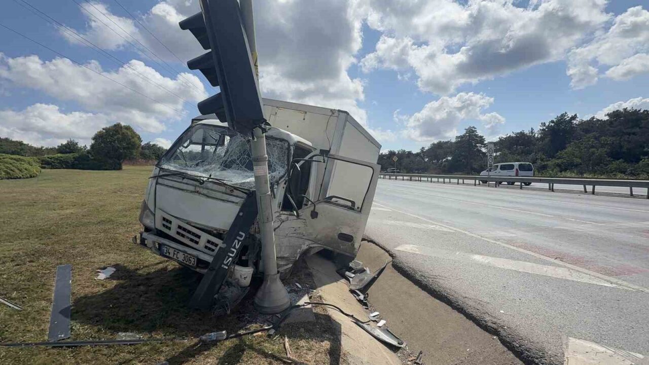 İstanbul Arnavutöy’de freni patlayan bir kamyonet, önce reklam panolarına daha