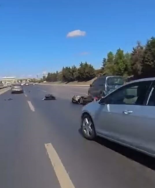 İstanbul’un Arnavutköy ilçesinde seyir halindeki motosiklet, yol üzerinde duran hafif