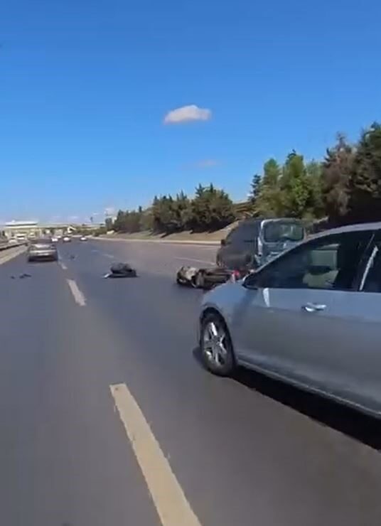 İstanbul’un Arnavutköy ilçesinde seyir halindeki motosiklet, yol üzerinde duran hafif