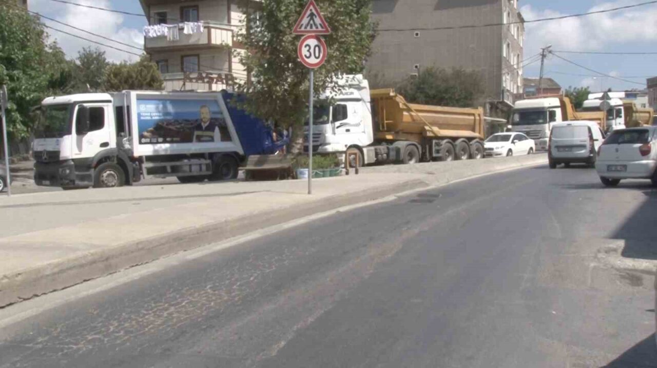 İstanbul’un Arnavutköy ilçesinde, elinde satırla vatandaşlara saldırmaya çalışan şahıs, polis