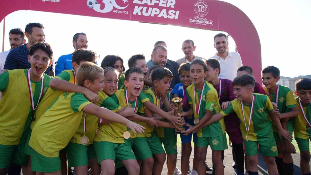 Arnavutköy’de 30 Ağustos Zafer Bayramı kapsamında U-11 Minikler Futbol Şampiyonası