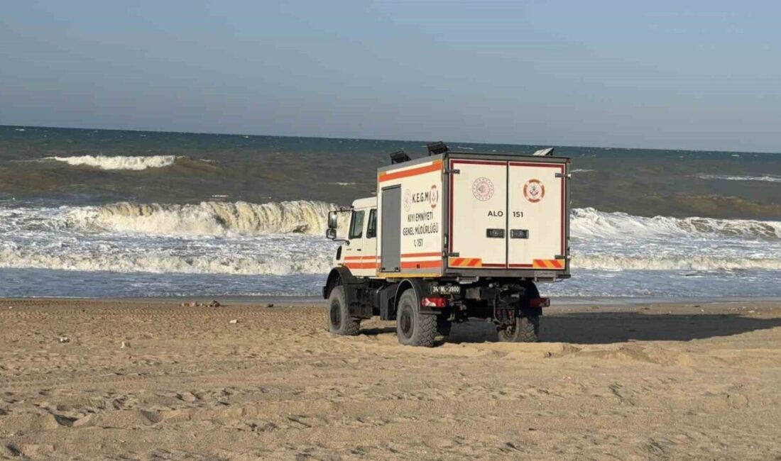 Arnavutköy Karaburun Plajı’nda yasak olmasına rağmen denize giren bir kişi